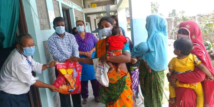 कोशी गाउँपालीकाद्वारा सुत्केरीलाई पोषण खाद्य सामग्री हस्तान्तरण