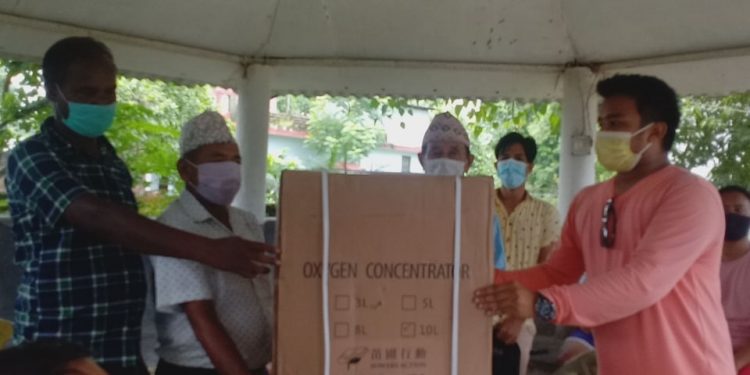 ज्ञानेन्द्र कार्कीको पहलमा अक्सिजन कन्सटेटर प्रदान