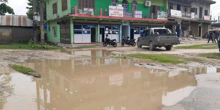 ग्रामीण सडकको बिजोकः हिलाम्मे बाटोमा कष्टकर यात्रा