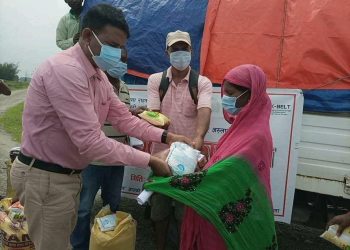 गाउँ गाउँमा विपन्न समुदायलाई राहत वितरण