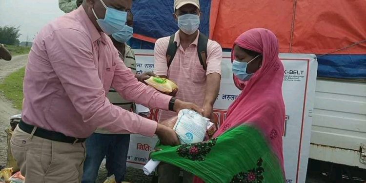गाउँ गाउँमा विपन्न समुदायलाई राहत वितरण
