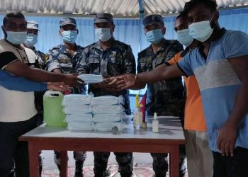 नेविसंघ कोशीद्वारा सुरक्षाकर्मीलाई स्वास्थ्य सामाग्री हस्तान्तरण