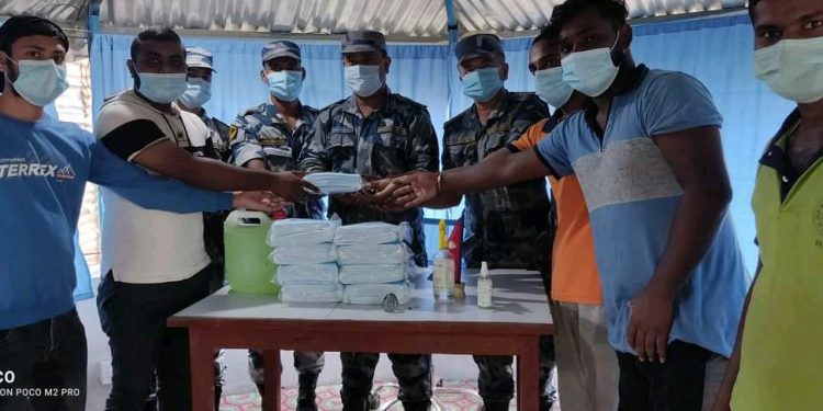 नेविसंघ कोशीद्वारा सुरक्षाकर्मीलाई स्वास्थ्य सामाग्री हस्तान्तरण