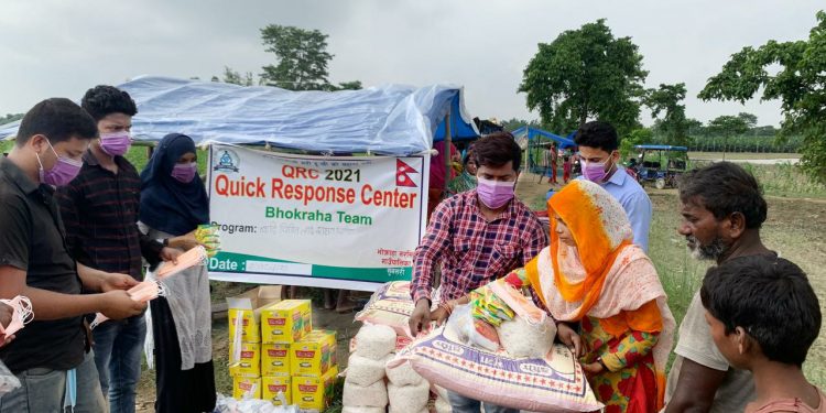 बाढी प्रभावितलाई क्युआरसी भोक्राहाद्वारा राहत वितरण