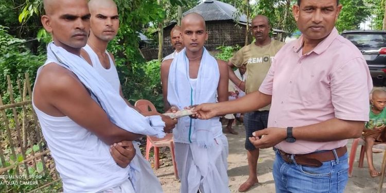 हात्ती पीडितलाई अध्यक्ष अन्सारीको नगद सहयोग