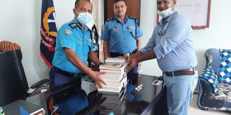 वडाध्यक्ष मन्सुरीद्वारा जिप्रका सुनसरीलाई पुस्तक हस्तान्तरण