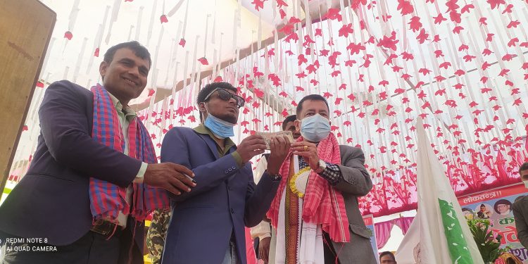 दृष्टिबिहिन विद्यार्थीलाई मन्त्री कार्कीको सहयोग