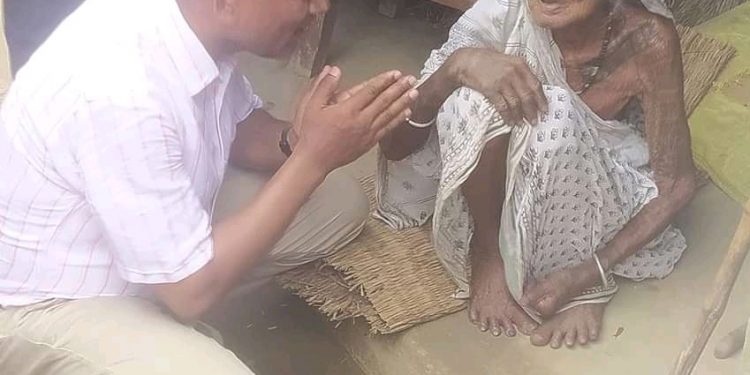 आशिर्वाद थाप्दै,भोट माग्दै ऐयुब अन्सारी