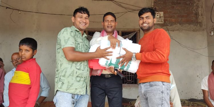 अन्सारीद्वारा उम्मेदवारलाई झण्डा हस्तान्तरण