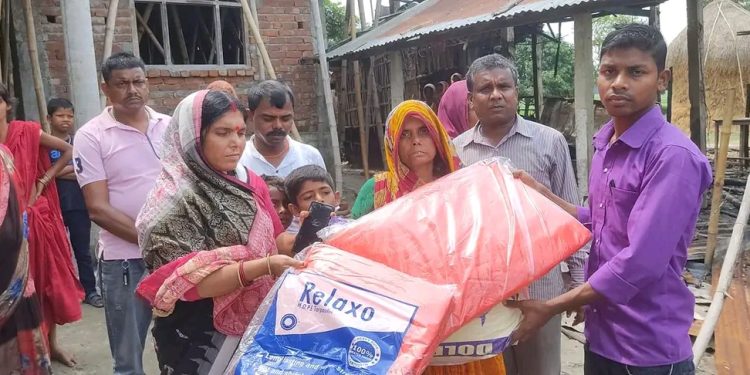 आगलागी पीडितलाई राहत वितरण