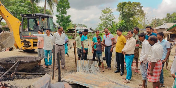 आगलागी पीडितलाई राहत वितरण