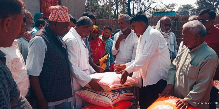 सांसद मन्सुरीद्वारा आगलागी पीडितलाई राहत वितरण
