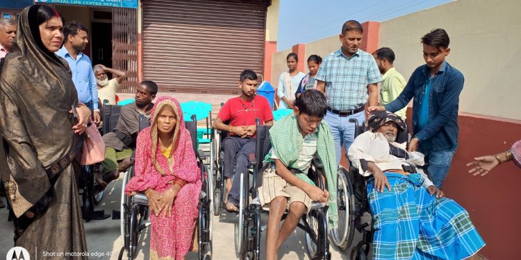 अपांगता भएका व्यक्तिलाई सहायक सामाग्री