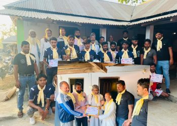 फुटबल खेलाडी र सहयोगीलाई सम्मान