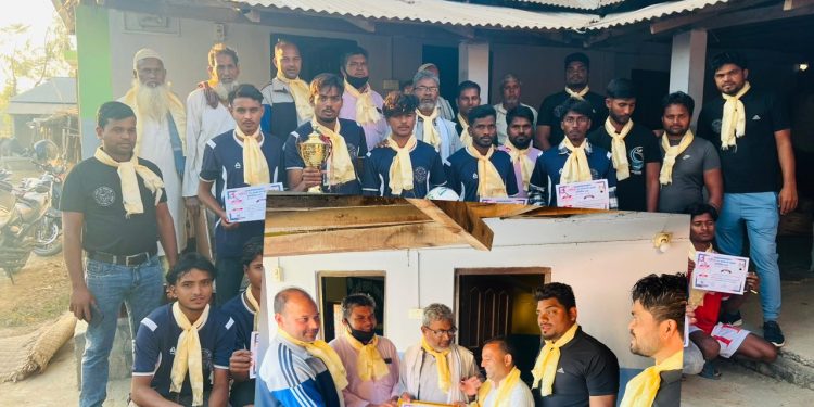 फुटबल खेलाडी र सहयोगीलाई सम्मान