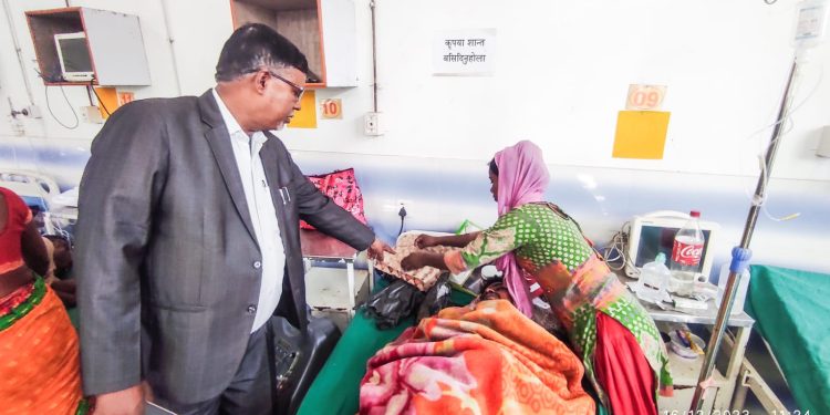 बिरामीको अवस्था बुझ्न अस्पतालमा सांसद मन्सुरी