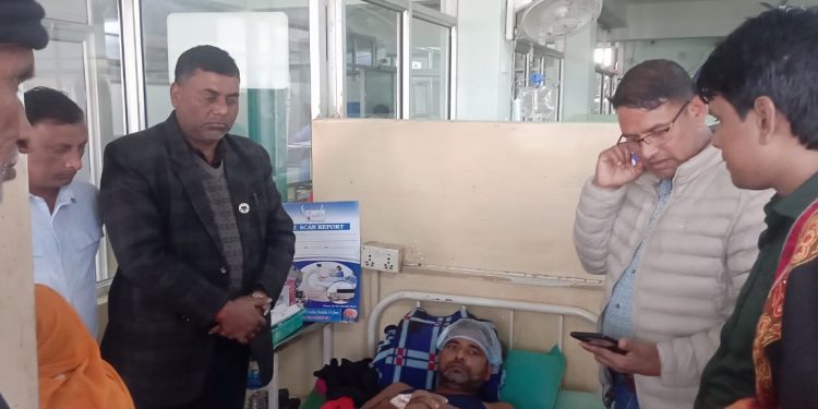 घाइतेको अवस्था बुझ्न अस्पतालमा जनप्रतिनिधि