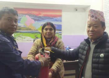 नेपाल प्रहरीलाई आगो निभाउने सिलेन्डर हस्तान्तरण