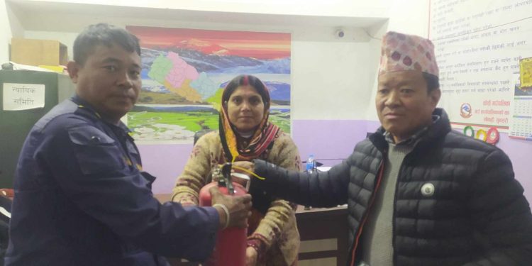 नेपाल प्रहरीलाई आगो निभाउने सिलेन्डर हस्तान्तरण