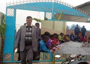 सांसद मन्सुरीले भुइँमा बसेर प्रसाद खाएपछि…