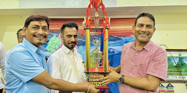 कोशी गाउँपालीका लाई ट्रफी हस्तान्तरण
