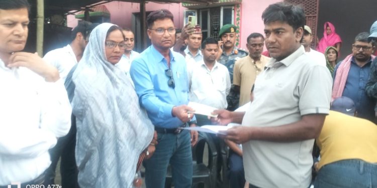 भोक्राहाका आगलागी पीडित लाई राहत वितरण