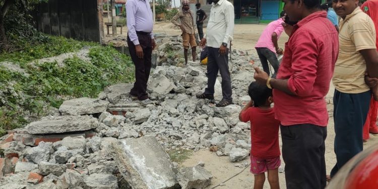 अतिक्रमित बाटो हटाउदै वडा अध्यक्ष मन्सुरी