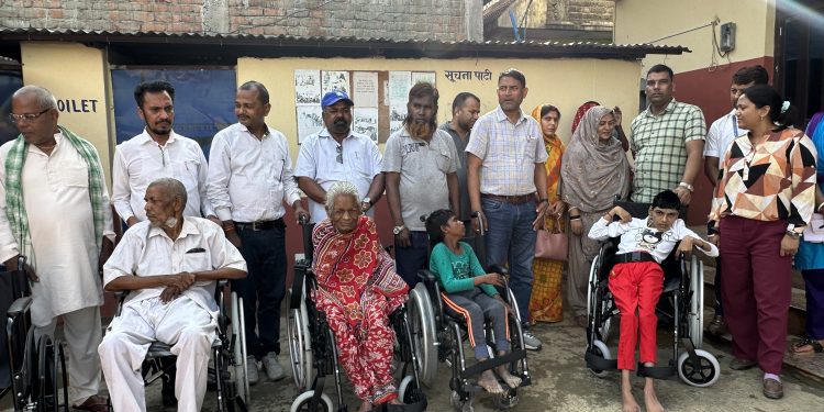 अपांगता भएका व्यक्ति लाई सहायक सामाग्री