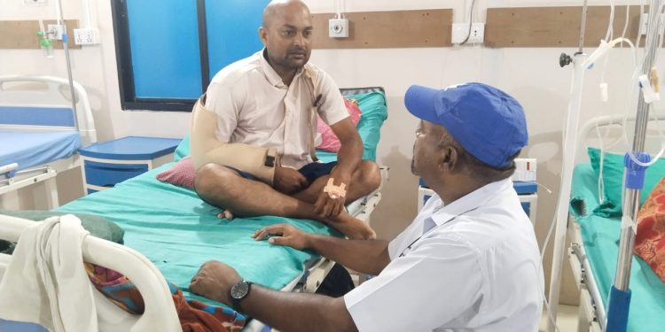 बिरामीको अवस्था बुझ्न अस्पताल पुगे वडाअध्यक्ष मन्सुरी