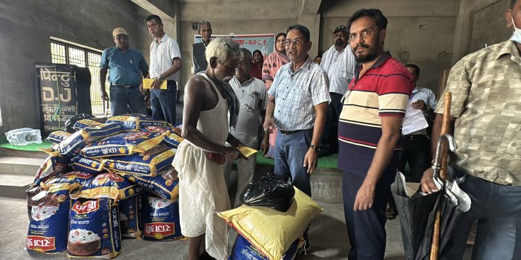 विपन्न समुदायलाई राहत वितरण