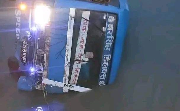 कोशी ब्यारेजमा खस्यो यात्रुबाहक बस