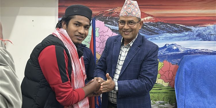 कलाकार उमर खान सुनसरीमा सम्मानित