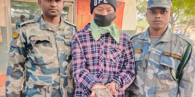 मुखभित्र हालेर ब्राउन सुगर तस्करी