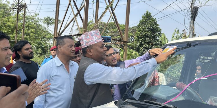 ‘कोशी पर्यटन वर्ष’ : भारतीय सवारीसाधनहरूमा स्टिकर टाँस्न सुरु